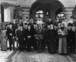عدد من شخصيات الطائفة الاسرائيلية في بابل (العراق) مع الملك فيصل الأول / مدرسة اليانس/ بغداد