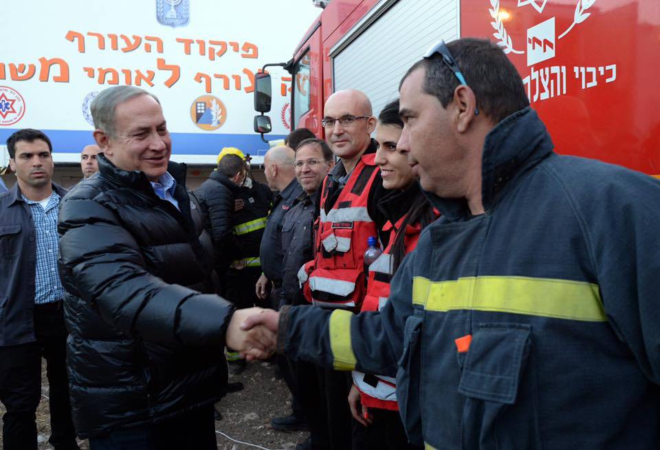 رئيس الوزراء نتنياهو حضر جلسة لتقدير الموقف بحثت عمليات إخماد الحرائق التي نشبت بالبلاد وأشاد بعمل أفراد الشرطة ورجال الإطفاء.